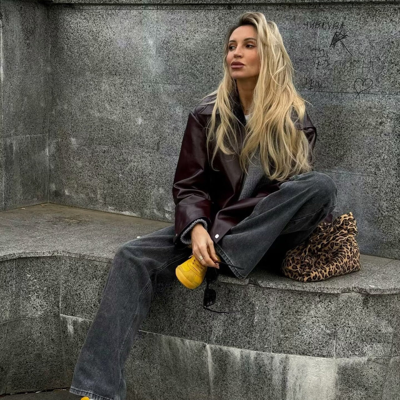 Chaqueta de cuero con cremallera de color liso