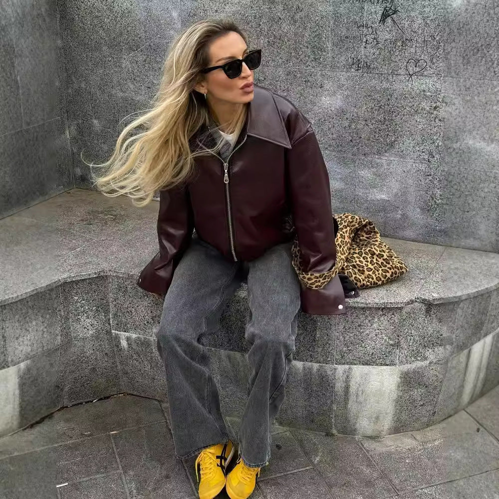 Chaqueta de cuero con cremallera de color liso