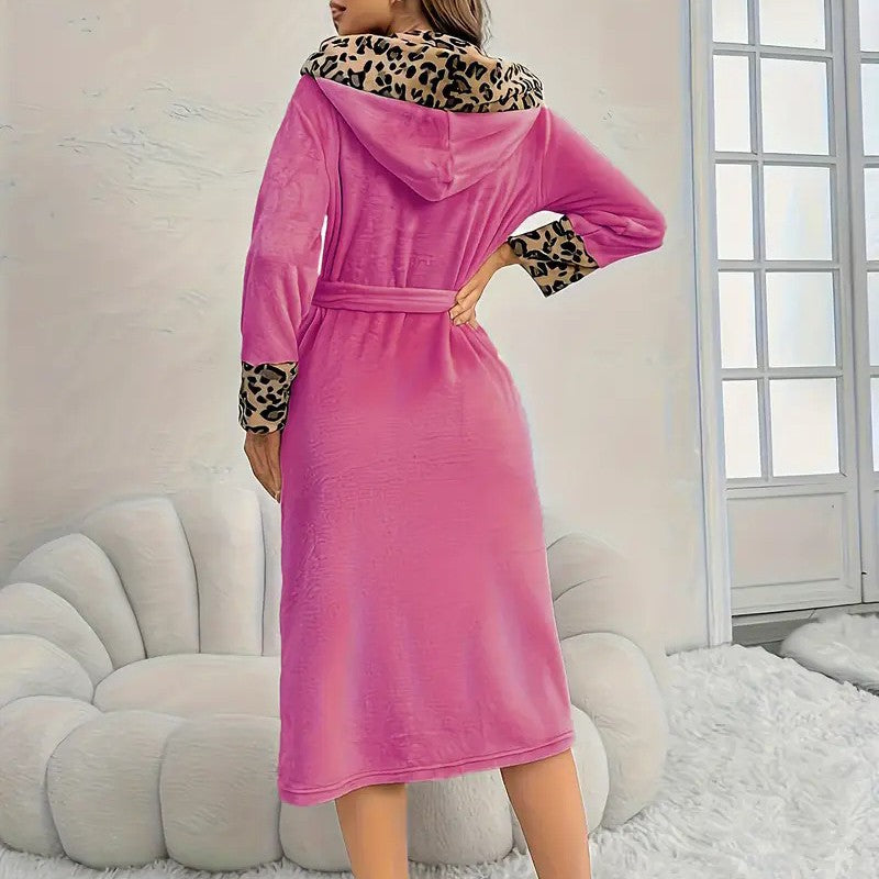 Bata de baño de franela con estampado de leopardo para mujer